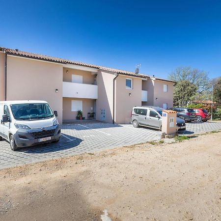 1 Bedroom Cozy Apartment In Barbariga Extérieur photo