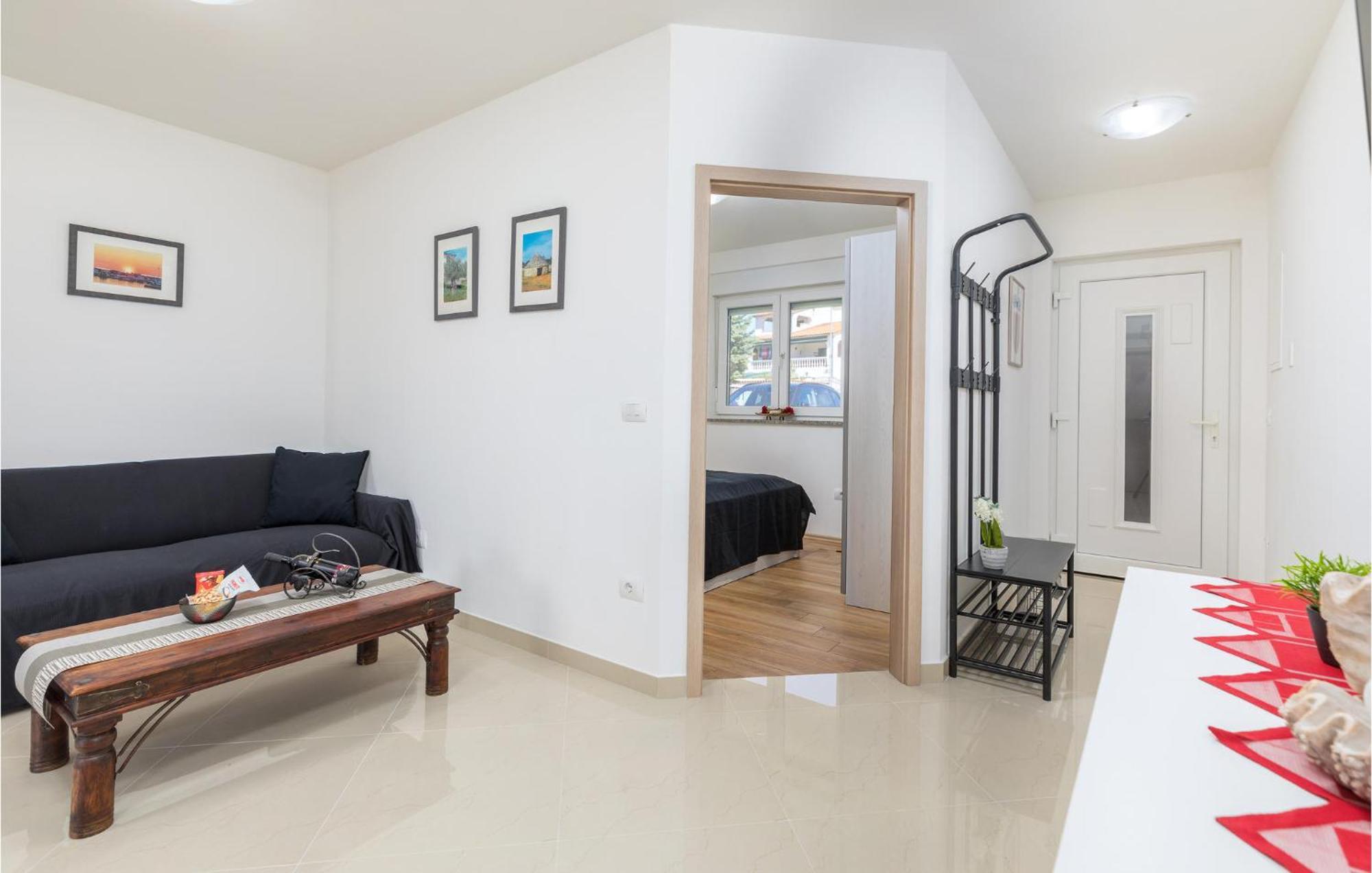 1 Bedroom Cozy Apartment In Barbariga Extérieur photo