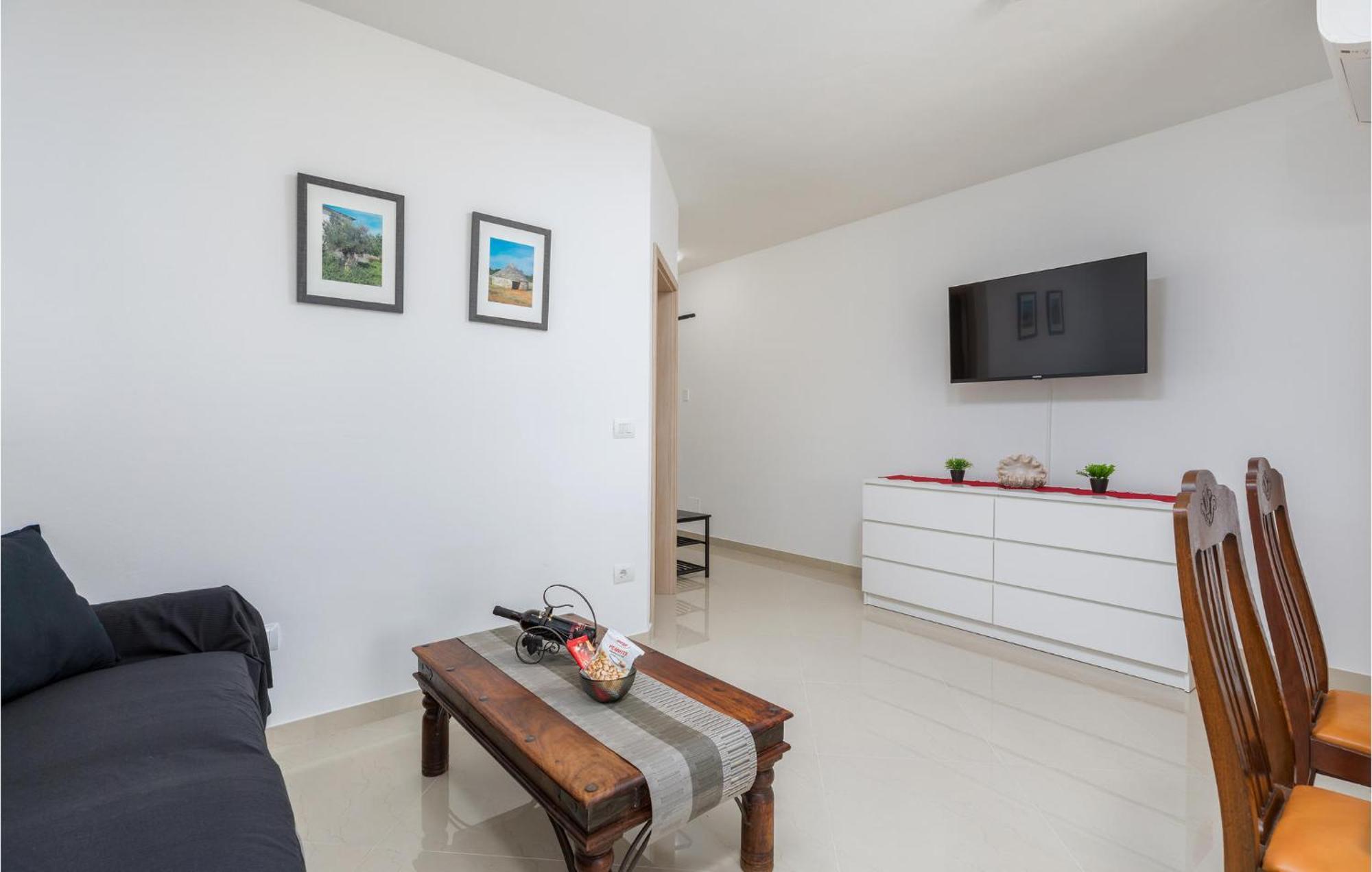 1 Bedroom Cozy Apartment In Barbariga Extérieur photo