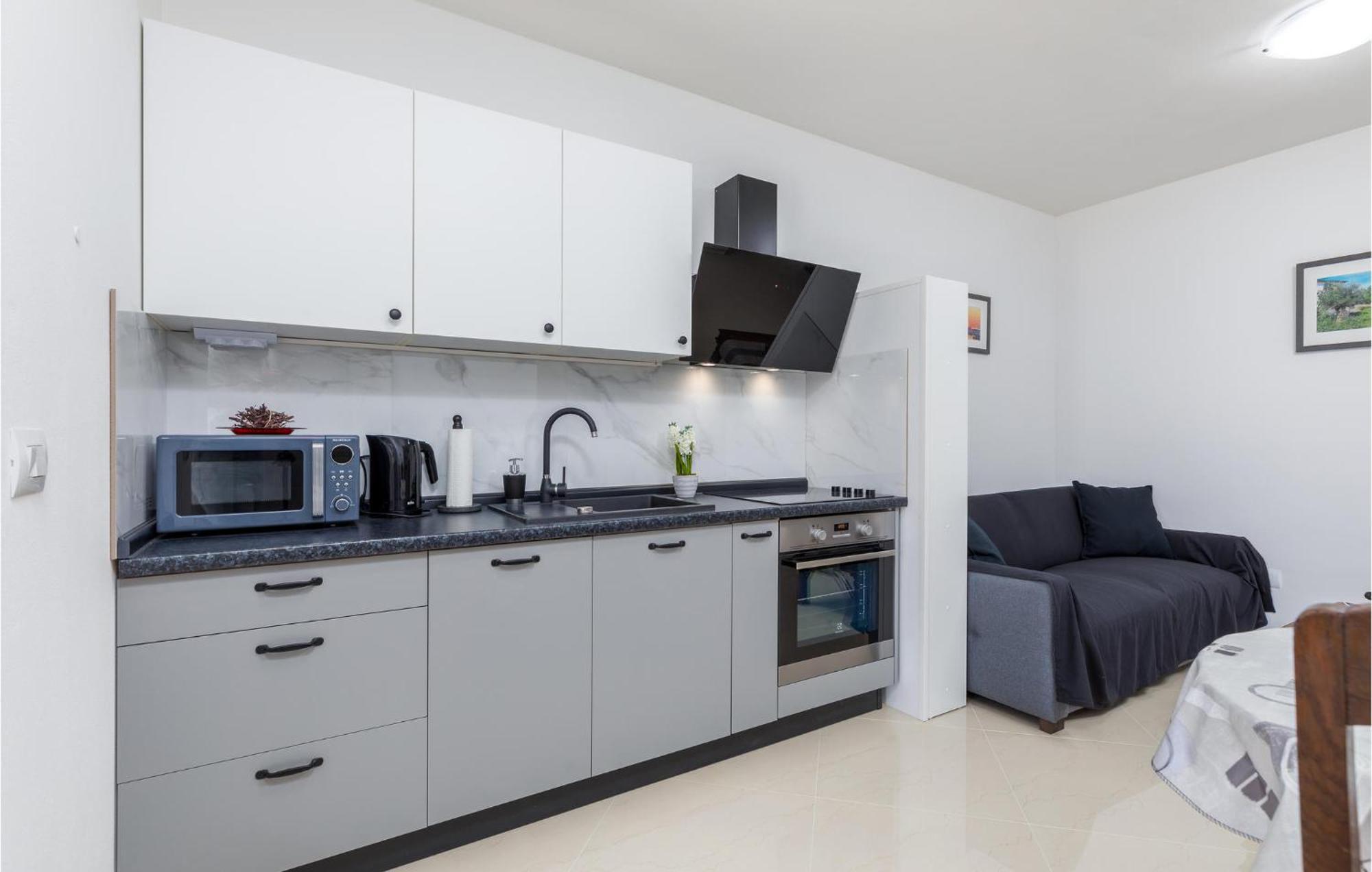 1 Bedroom Cozy Apartment In Barbariga Extérieur photo