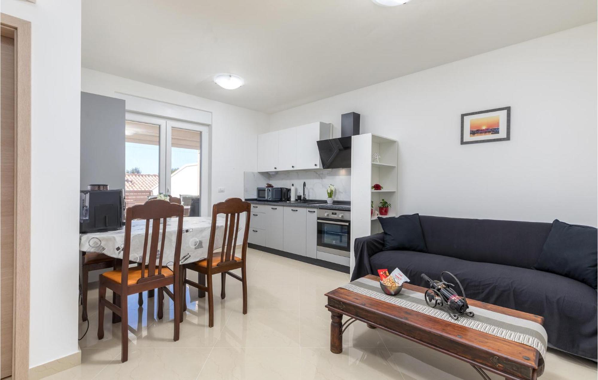 1 Bedroom Cozy Apartment In Barbariga Extérieur photo